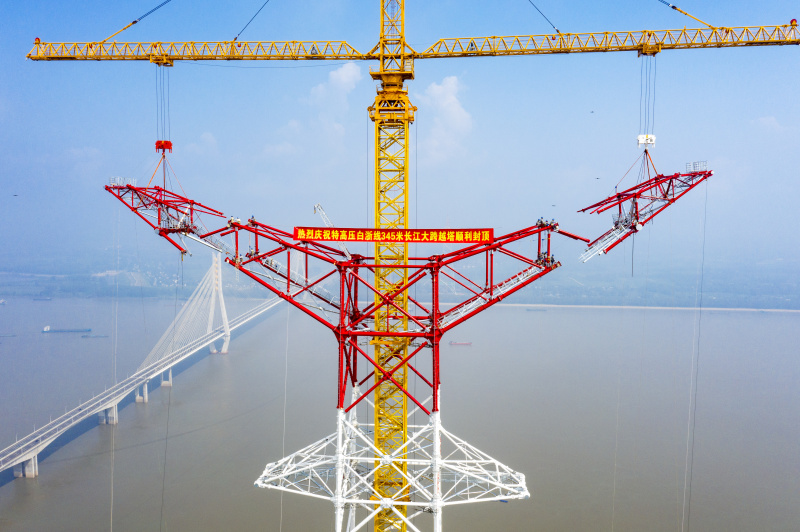 Photo aérienne montrant le site de construction d'un pylône de transmission à longue portée du projet de transmission d'électricité à ultra-haute tension (UHV) Baihetan-Zhejiang au bord du fleuve Yangtsé