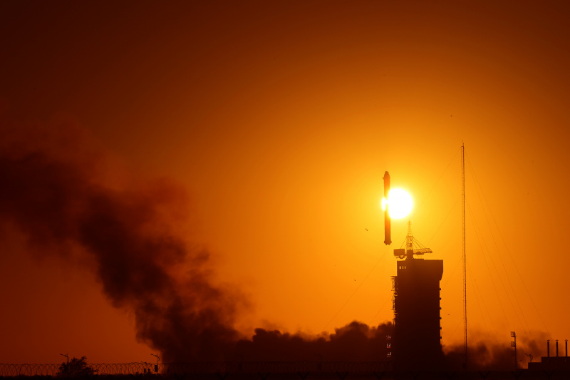 Une fusée porteuse Longue Marche-2D transportant l'Observatoire solaire spatial avancé (Advanced Space-based Solar Observatory