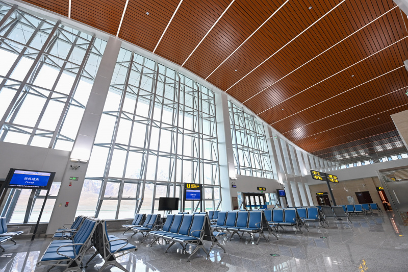 Photo de l'intérieur du terminal d'un nouvel aéroport de très haut plateau dans le district autonome tadjik de Taxkorgan