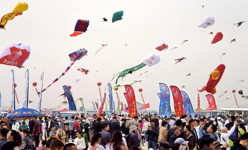 Des personnes participent au 40e Festival international du cerf-volant de Weifang