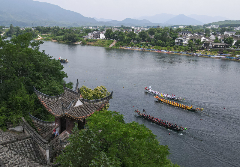 Photo aérienne de bateaux-dragons participant à une course à Taohuatan