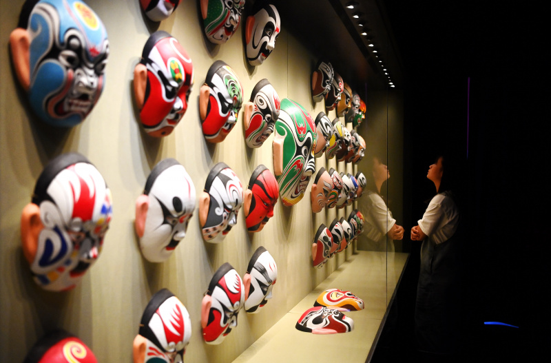 Une femme visite une exposition au musée d'art de l'opéra Qinqiang dans le bloc culturel du théâtre Yisushe à Xi'an