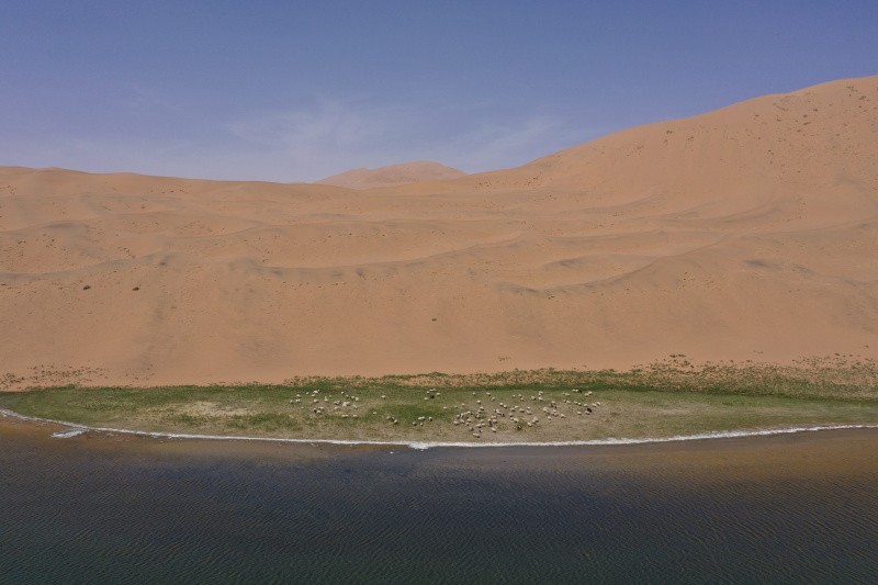 Photo aérienne prise le 31 mai 2020 d'un lac dans le désert de Badain Jaran