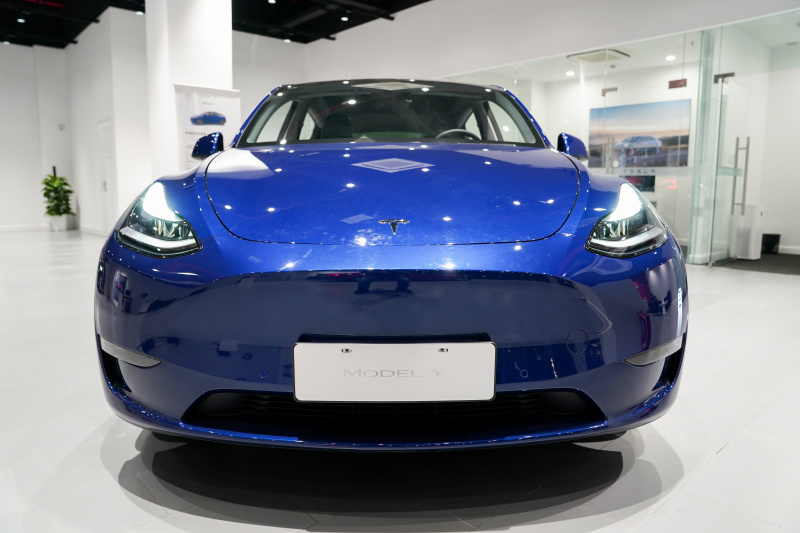 Un véhicule électrique Modèle Y dans le Centre Tesla à Shanghai