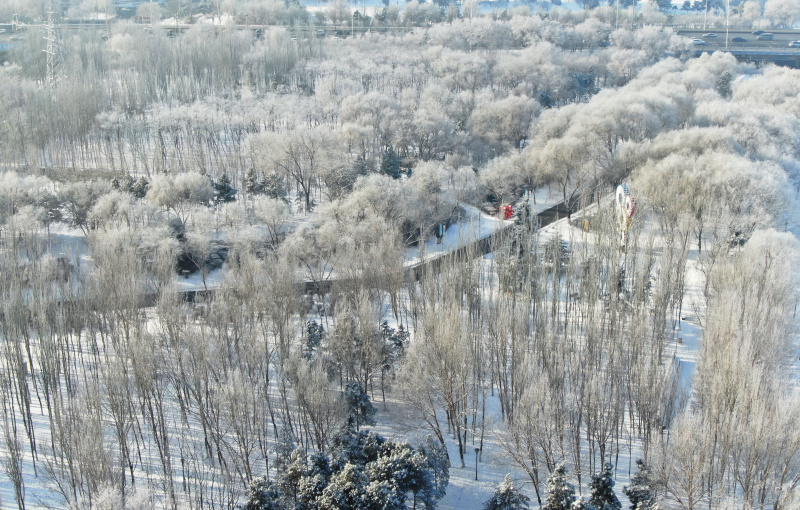 Vue aérienne d'un paysage de givre le long de la rivière Hunhe à Shenyang
