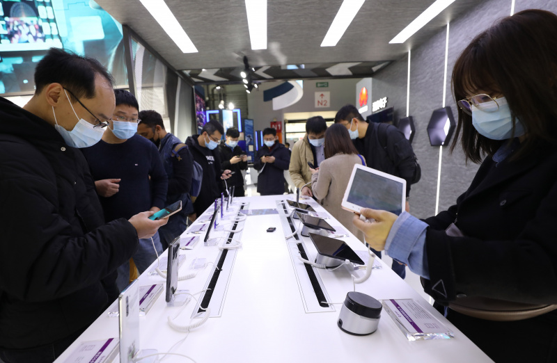 Des visiteurs au Salon mondial de la téléphonie mobile (Mobile World Congress