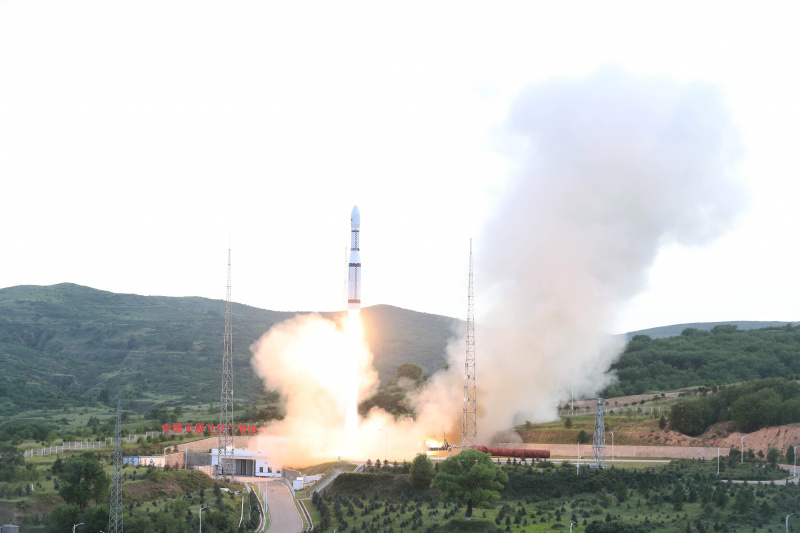 Une fusée porteuse Longue Marche-6 transportant deux satellites s'envole depuis le Centre de lancement de satellites de Taiyuan