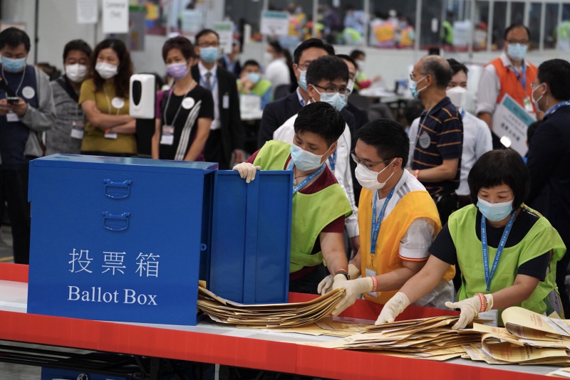 Des employés dans une station de comptage de Hong Kong