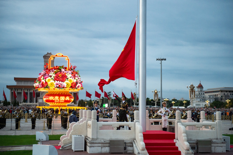 Une cérémonie de lever du drapeau national a eu lieu sur la place Tian'anmen à Beijing