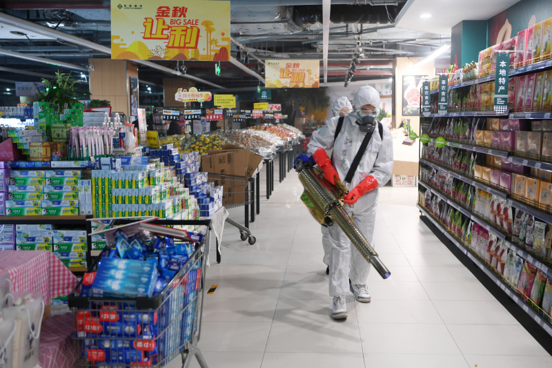 Un employé désinfecte un centre commercial dans l'arrondissement de Chengguan à Lanzhou
