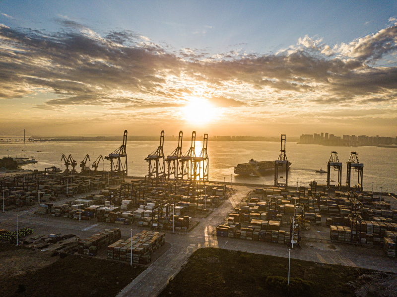 Photo aérienne prise le 5 décembre 2021 du lever du soleil sur le port international de conteneurs Yangpu