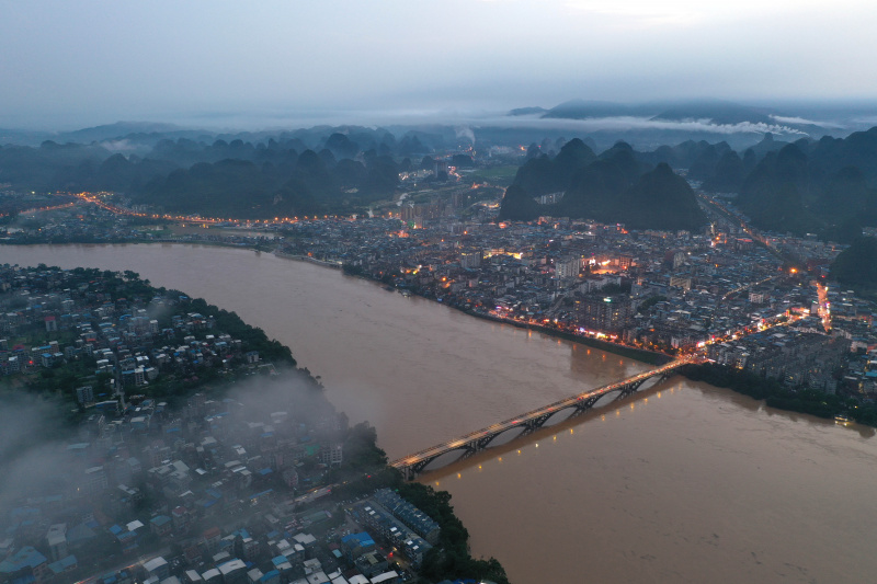 Photo aérienne prise le 4 juin 2022 montrant une vue de la rivière Rongjiang après de fortes précipitations dans le district autonome Miao de Rongshui de la région autonome Zhuang du Guangxi (sud de la Chine)