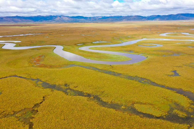 Photo aérienne prise le 17 septembre 2022 du paysage de la zone humide d'Awancang à Maqu