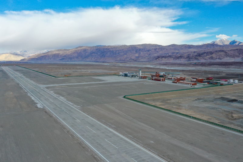 Photo aérienne d'un nouvel aéroport de très haut plateau dans le district autonome tadjik de Taxkorgan