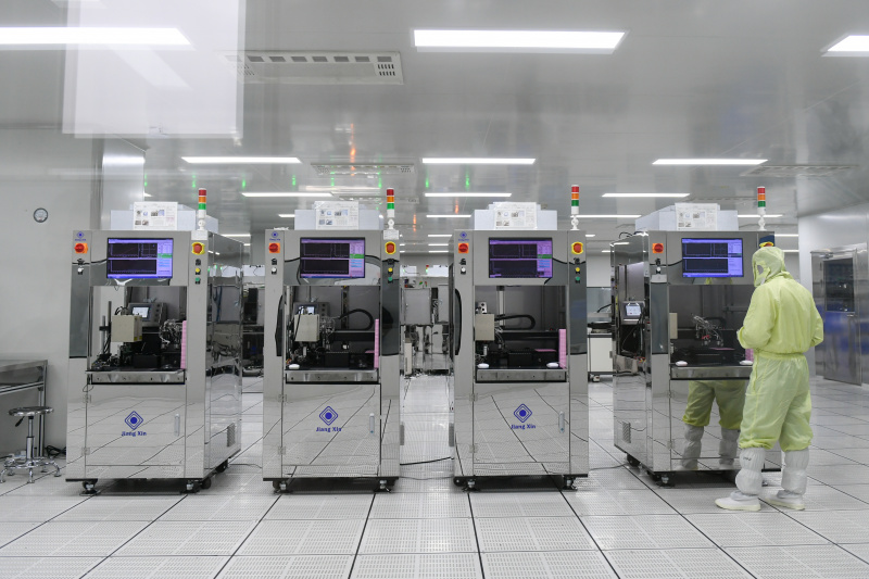 Un employé dans une usine de Baotou Jiangxin Micro Motor Technology Co