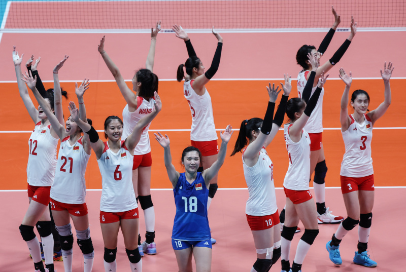 Les athlètes chinoises expriment leur joie durant le match pour la médaille d'or de volley-ball féminin entre la Chine et le Japon aux 19es Jeux asiatiques