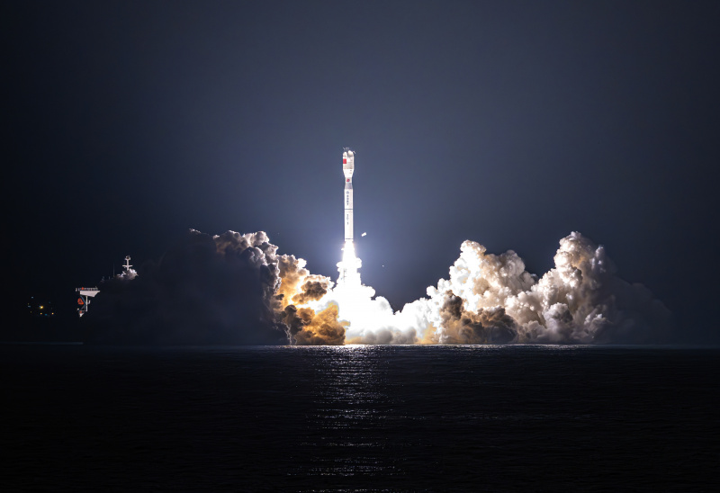 Une fusée porteuse Smart Dragon-3 transportant un satellite d'essai décolle à partir des eaux situées au large de Yangjiang