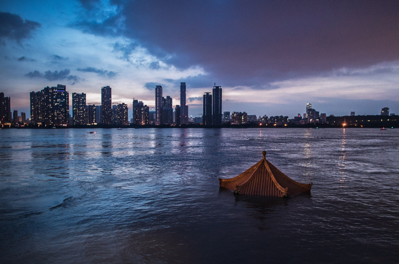 Un pavillon est submergé par la montée des eaux à Wuhan