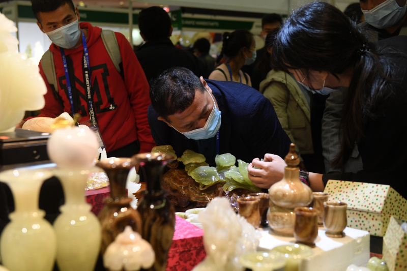 Des visiteurs font des achats dans la zone d'exposition la Ceinture et la Route de la 17e Exposition Chine-ASEAN