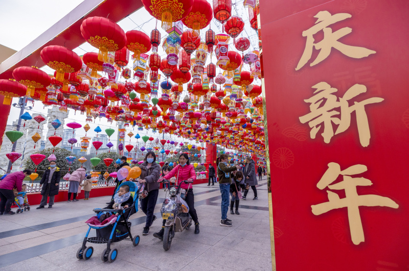 Des habitants contemplent des lanternes avant la fête du Printemps sur la place Nanfeng de la ville de Yuncheng