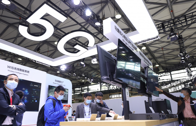 Des visiteurs au Salon mondial de la téléphonie mobile (Mobile World Congress