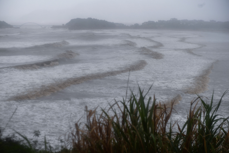 De hautes vagues provoquées par le typhon Chanthu
