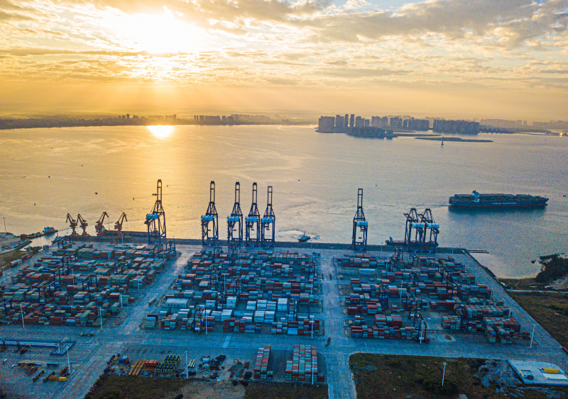 Photo aérienne prise le 5 décembre 2021 du lever du soleil sur le port international de conteneurs Yangpu