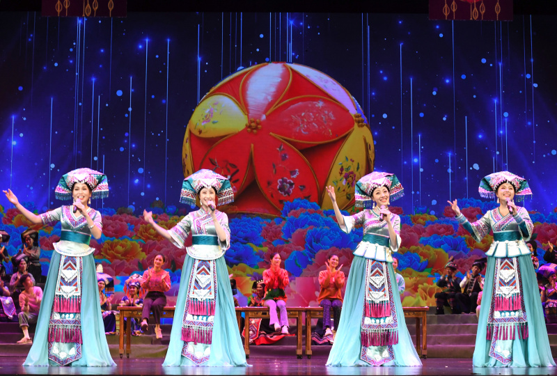 Des artistes chantent des chansons folkloriques du groupe ethnique Zhuang lors d'un spectacle à Nanning