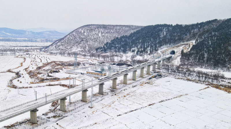 Un train lors d'une opération d'essai sur le chemin de fer Mudanjiang-Jiamusi dans la province chinoise du Heilongjiang (nord-est)