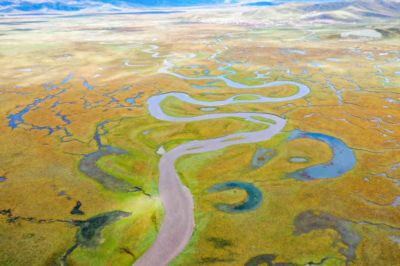 Photo aérienne prise le 17 septembre 2022 du paysage de la zone humide d'Awancang à Maqu