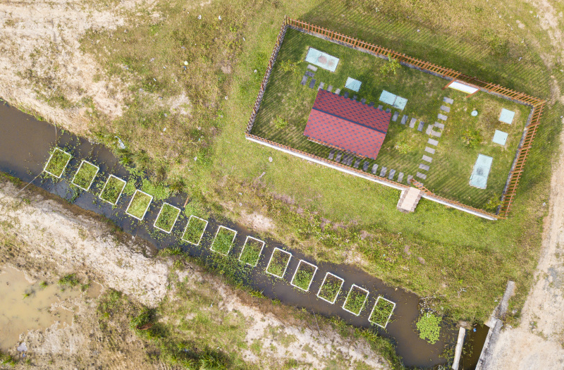 Photo aérienne d'îles flottantes artificielles installées sur un affluent de la rivière Wenjiao