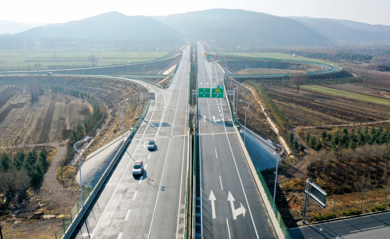 Vue aérienne de véhicules circulant sur l'autoroute reliant Xin'an et Yichuan