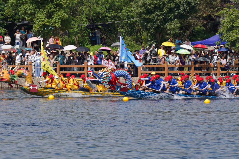 Des bateaux-dragons participent à une course à Taohuatan