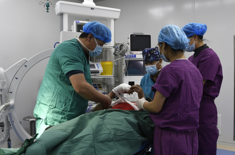 Un blessé du séisme reçoit des soins à l'hôpital populaire du district de Jishishan