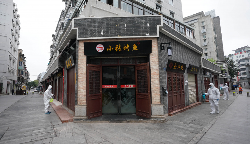 Des membres du personnel désinfectent Hubuxiang