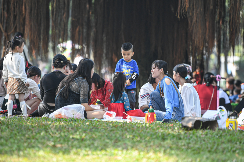 Des gens s'amusent au parc Evergreen de Haikou