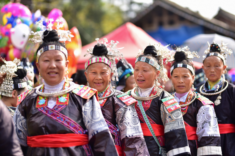 Des femmes locales participent à la fête traditionnelle de Chixin pour célébrer la récolte dans le village de Wuwan du district de Danzhai