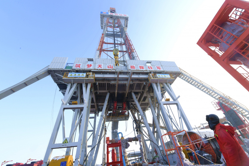 Un ouvrier travaille sur le chantier d'un puits de gaz dans la région autonome ouïgoure du Xinjiang