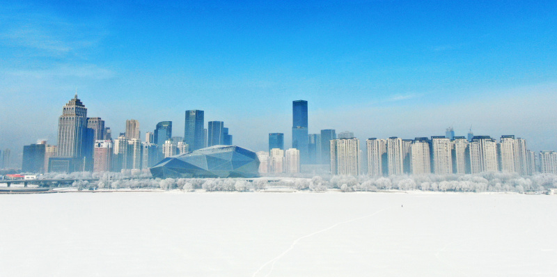 Vue aérienne d'un paysage de givre le long de la rivière Hunhe à Shenyang