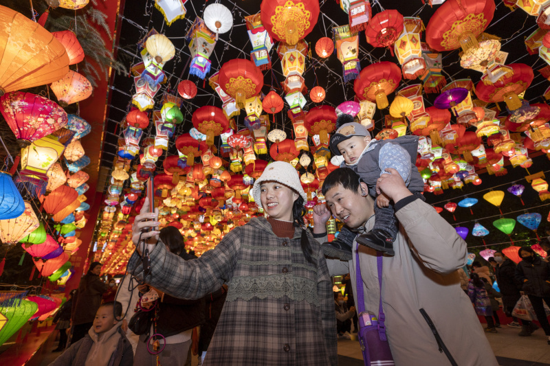 Des habitants contemplent des lanternes avant la fête du Printemps sur la place Nanfeng de la ville de Yuncheng