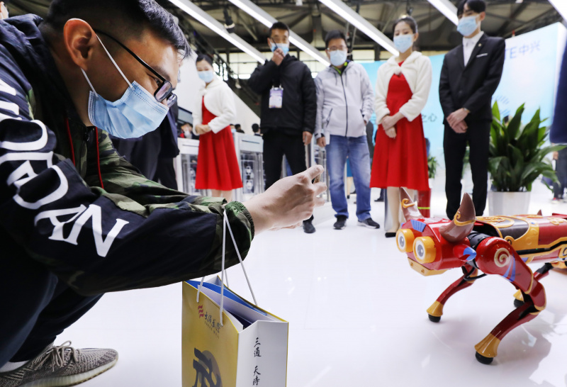 Des visiteurs au Salon mondial de la téléphonie mobile (Mobile World Congress