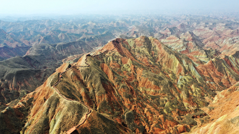 Vue aérienne du site pittoresque de Shuimo Danxia de Lanzhou