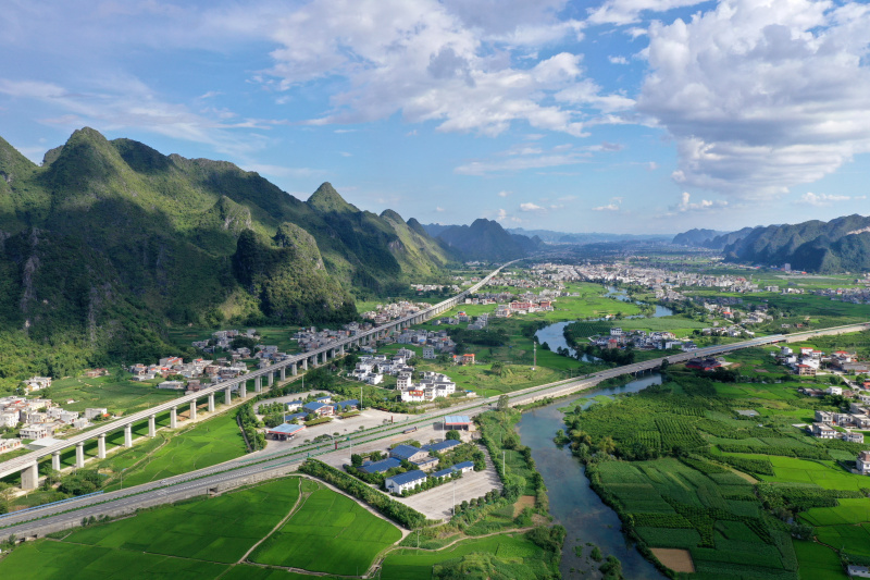 Vue aérienne du bourg de Gaoling dans le district autonome Yao de Du'an