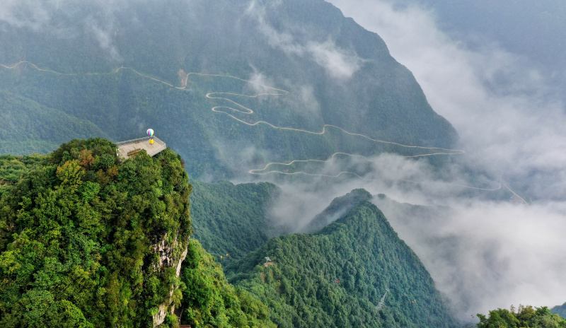 Photo aérienne de routes de montagne sinueuses dans la zone touristique de Longtoushan