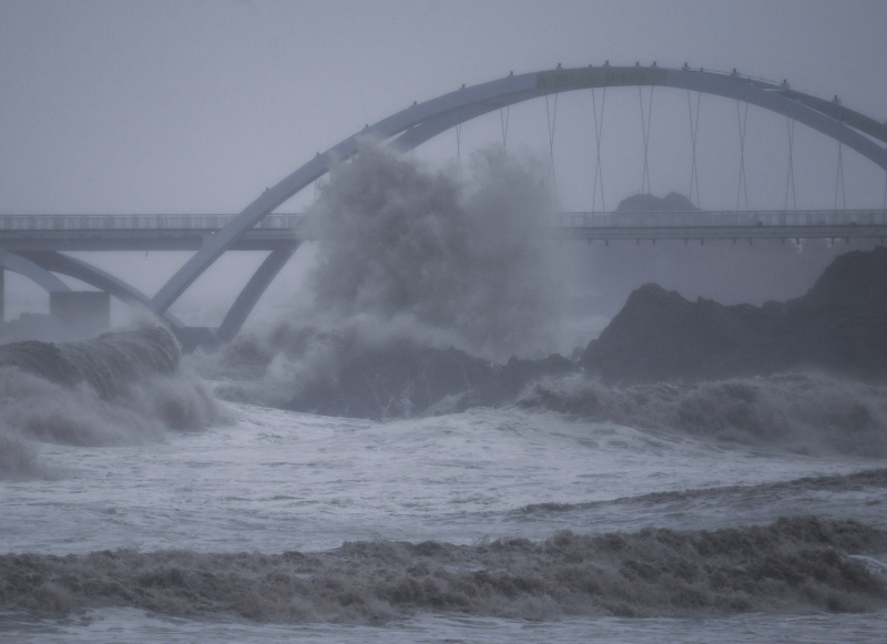 De hautes vagues provoquées par le typhon Chanthu