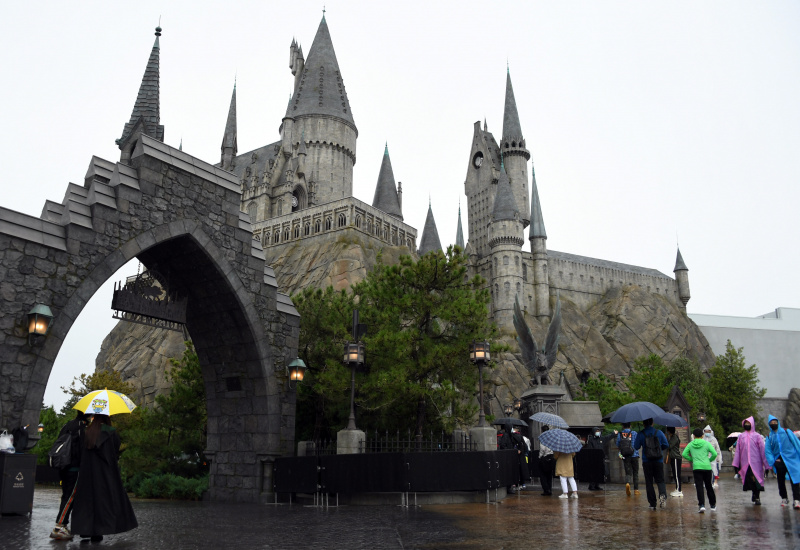 Des gens visitent le site thématique Wizarding World of Harry Potter au parc Universal Beijing Resort