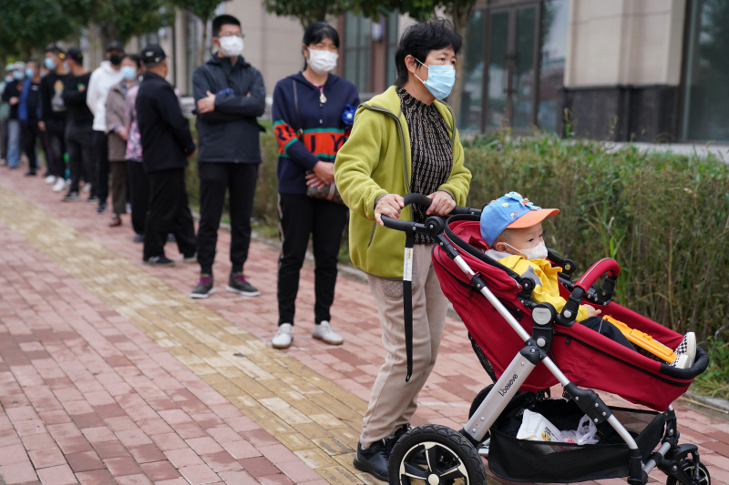 Des habitants font la queue pour des tests d'acide nucléique dans un point de tests de l'arrondissement de Nangang à Harbin