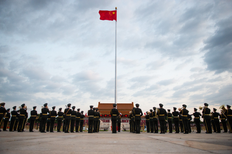 Une cérémonie de lever du drapeau national a eu lieu sur la place Tian'anmen à Beijing