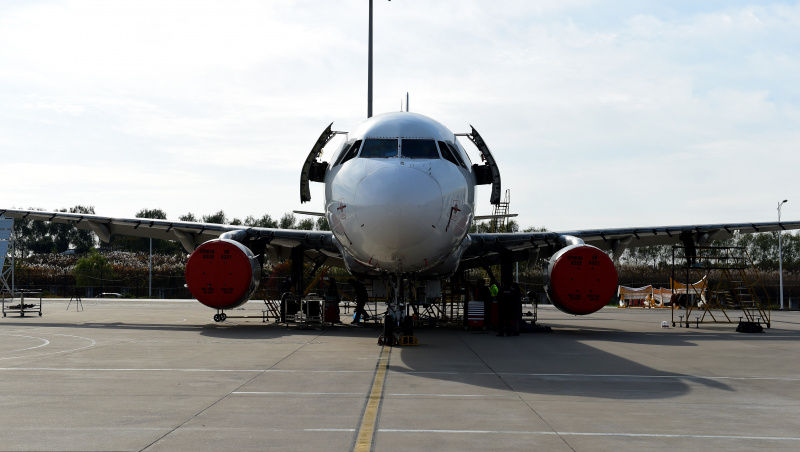 Des techniciens démantèlent un avion à l'aéroport international Xinqiao de Hefei