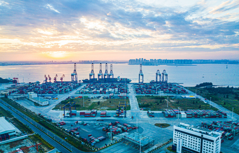 Photo aérienne prise le 5 décembre 2021 du lever du soleil sur le port international de conteneurs Yangpu
